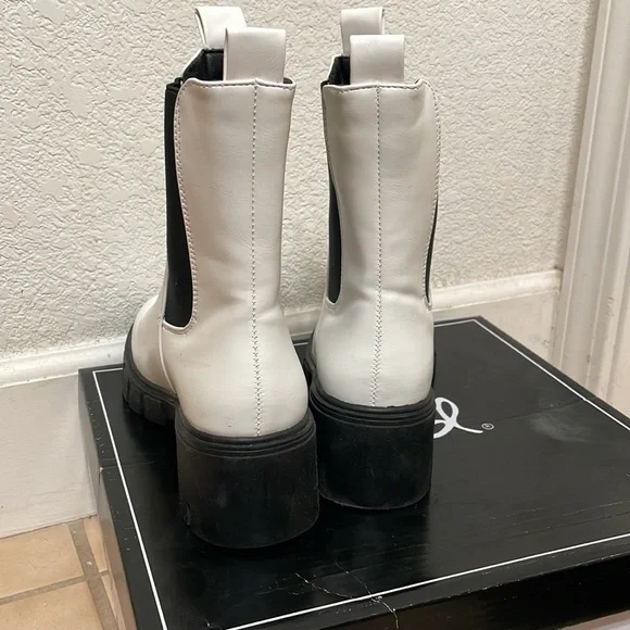 Qupid size 5 white chelsey boots - Picture 5 of 5